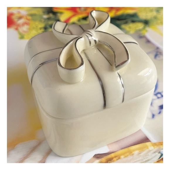 Vintage Porcelain Trinket/Ring Box with Bow Topped Lid - Picture 12 of 12